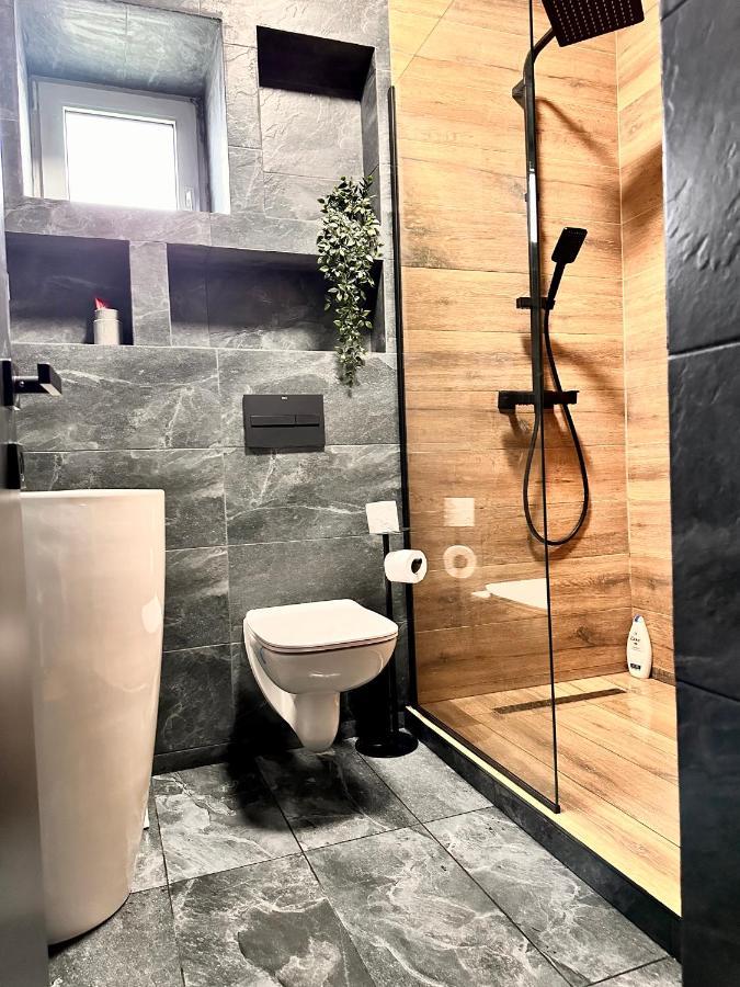 Lv Luxury Apart - One Minute Away From Train Station Predeal Eksteriør billede