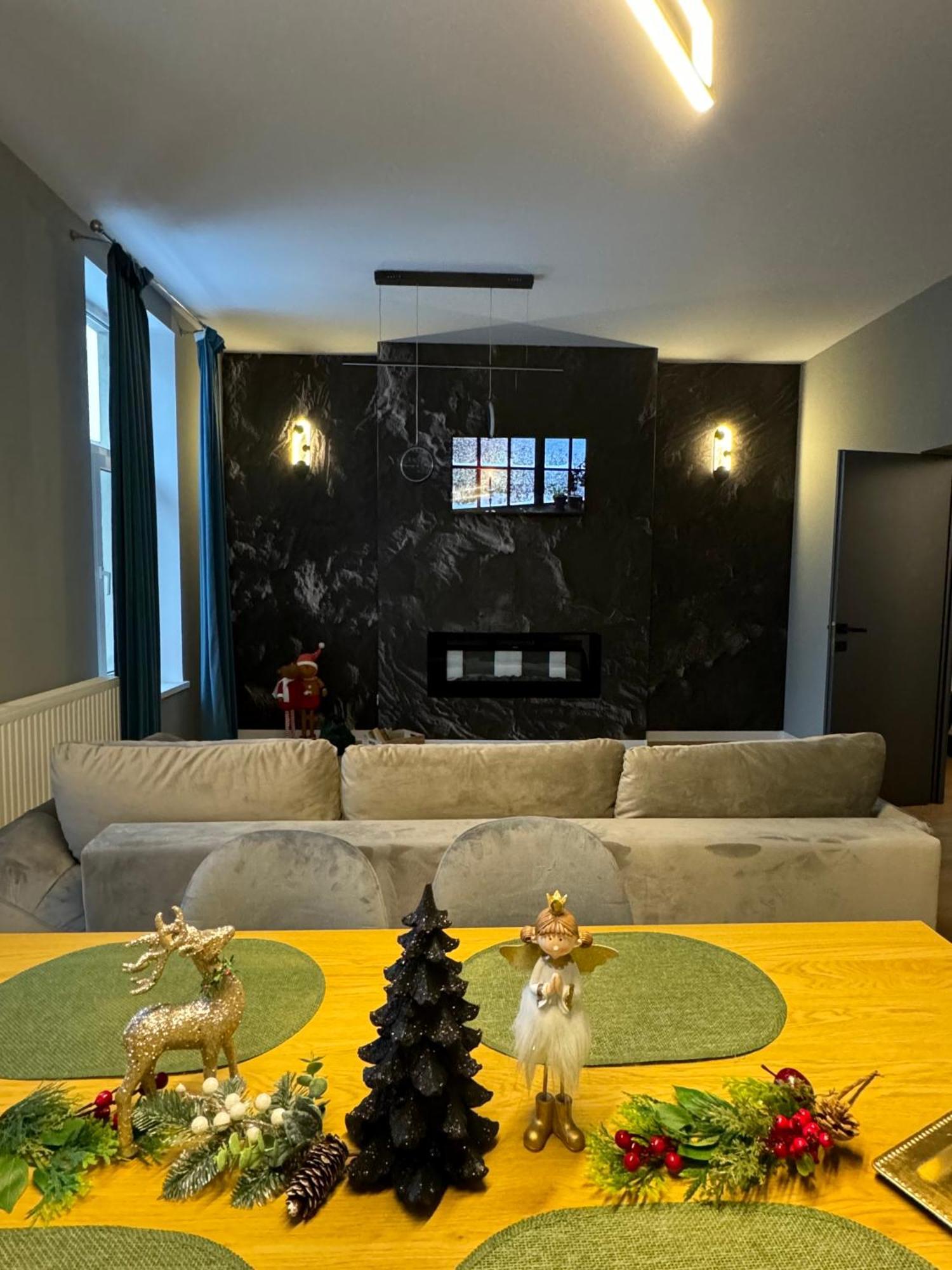 Lv Luxury Apart - One Minute Away From Train Station Predeal Eksteriør billede