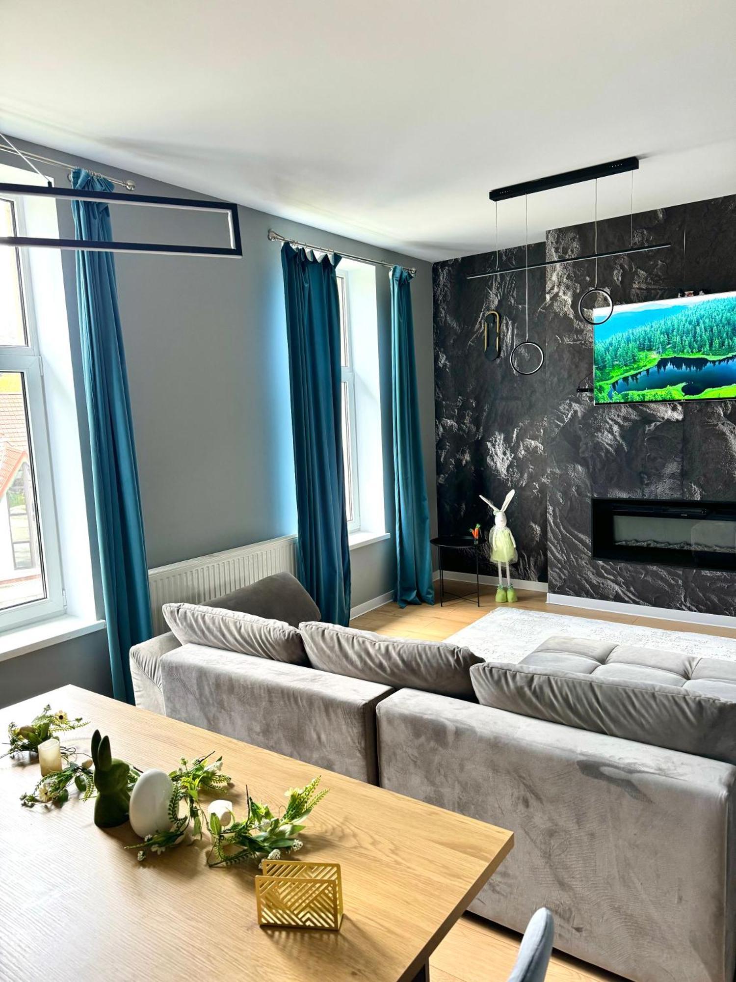 Lv Luxury Apart - One Minute Away From Train Station Predeal Eksteriør billede